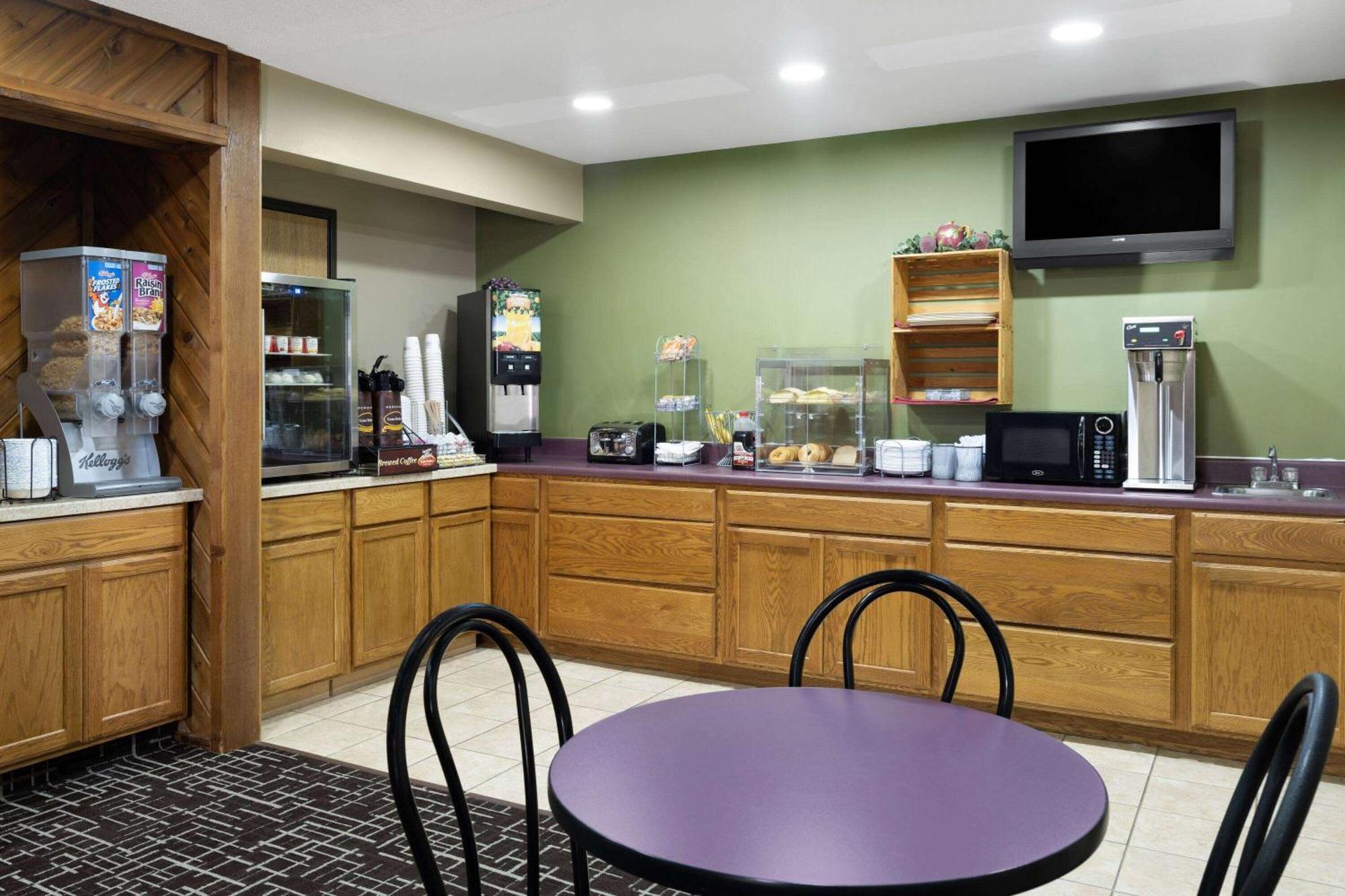 Super 8 By Wyndham Dyersville Экстерьер фото